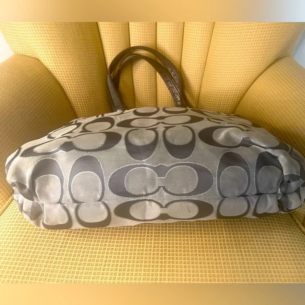 Coach Poppy Signature C Gray - GUC - Picture 8 of 11